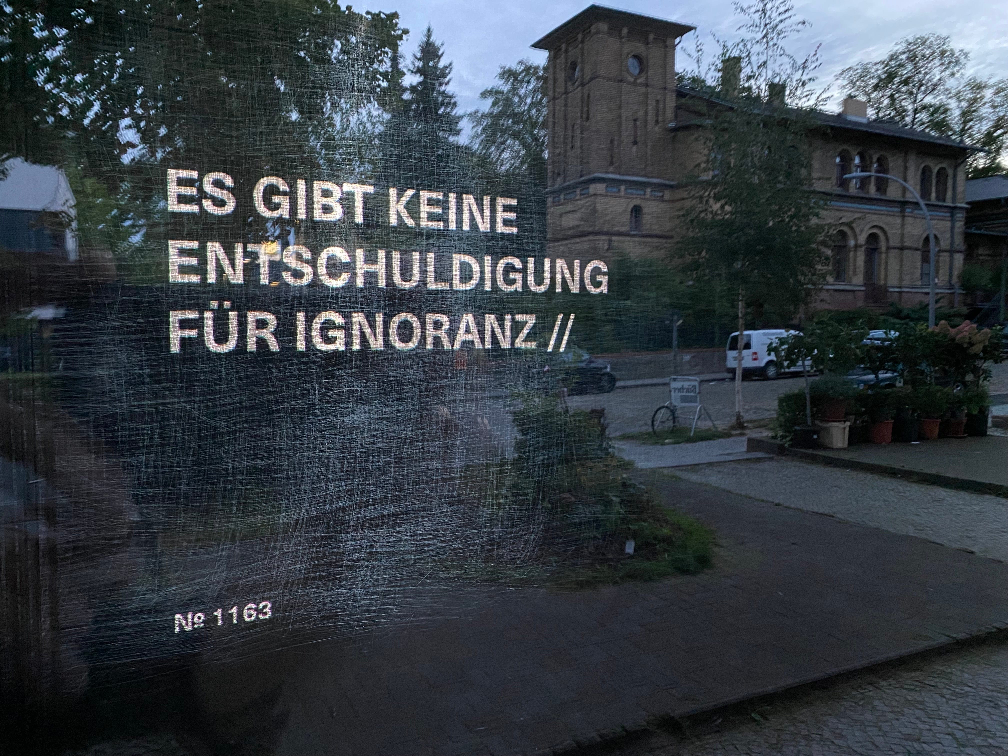 ÜBERSCHRIFTEN in der Berlin Black Box (2023): ES GIBT KEIN SELBST, NUR EIN ZIEL // (Foto: Manuel Schroeder)